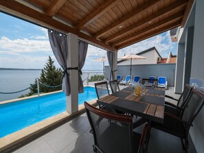 Outdoor dining - Luxury Apartment with heated pool in Starigrad (Starigrad)