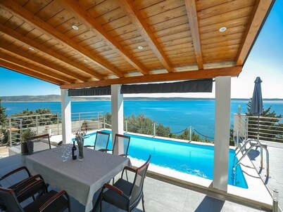 Luxury Apartment with heated pool in Starigrad