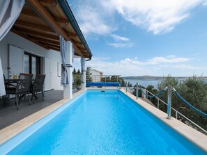 Pool - Luxury Apartment with heated pool in Starigrad (Starigrad)