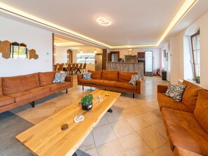 Fernseher, DVD-Player, Tischfußball, Tischtennisplatte