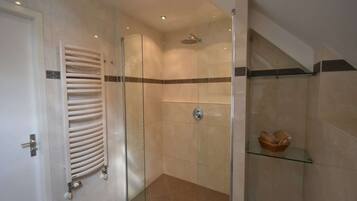 Een douche, handdoeken