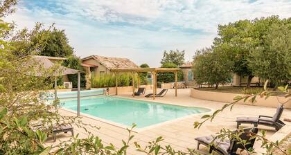 Omakotitalo, jossa on lämmitetty uima-allas, poreallas ja kauniit näkymät