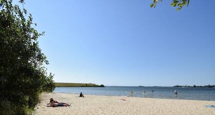 Miellyttävä loma-asunto Zonnemairen l��hellä, lähellä pientä rantaa, jossa on paljon tilaa pelata.