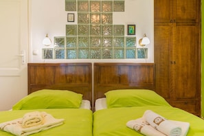 4 bedrooms, iron/ironing board, free WiFi