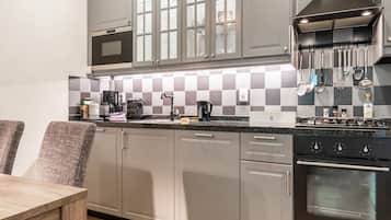 Een koelkast, een magnetron, een oven, een vaatwasser