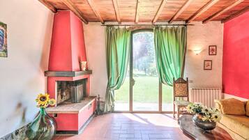 Fernseher, Kamin, Tischtennisplatte