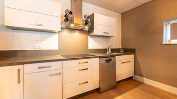 Een koelkast, een magnetron, een oven, een kookplaat