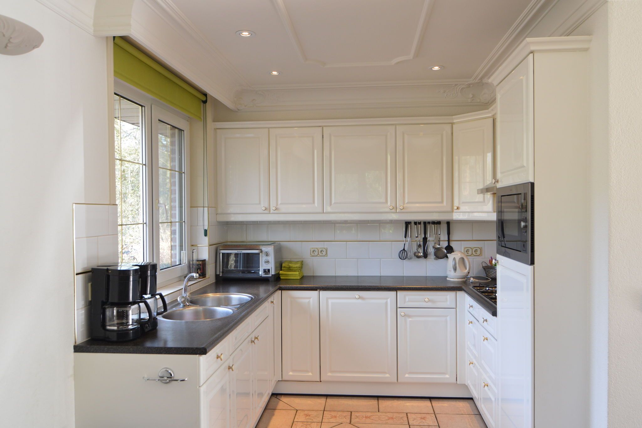 Een magnetron, een oven, een kookplaat, een vaatwasser