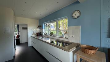 Kühlschrank, Mikrowelle, Herdplatte, Geschirrspüler