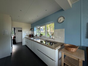 Jääkaappi, mikroaaltouuni, liesi, astianpesukone