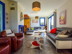 Téléviseur, foyer, lecteur de DVD, table de ping-pong