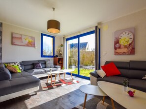 Téléviseur, foyer, lecteur de DVD, table de ping-pong