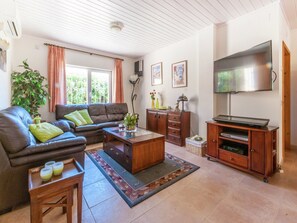 Televisie, een open haard, een dvd-speler en een stereo