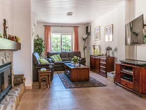 Fernseher, Kamin, DVD-Player, Stereoanlage