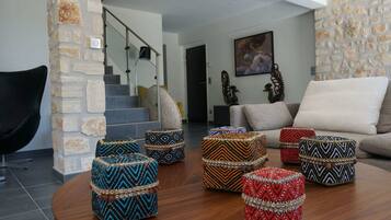 Télévision, cheminée, baby-foot, table de tennis de table