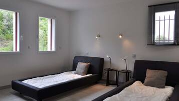 6 slaapkamers, een strijkplank/strijkijzer, wifi