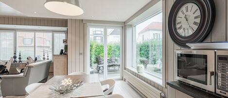 電子レンジ、コンロ、食器洗い機、コーヒー / ティーメーカー