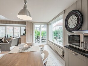 Microwave, stovetop, dishwasher, coffee/tea maker