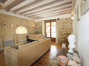 TV, ping pong - Spacious Estate in Roussines (Roussines)