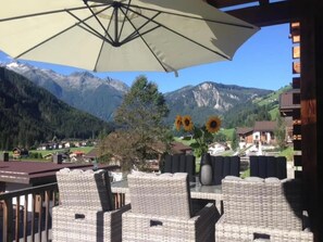 Outdoor dining - Scenic Alpine Chalet in Wald im Pinzgau (Wald-Königsleiten)