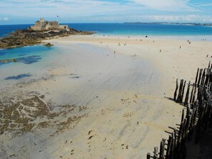 Una playa cerca