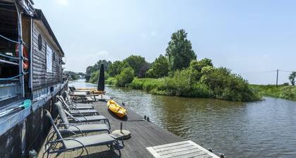 Gemütliches Boot in Westhoek am See