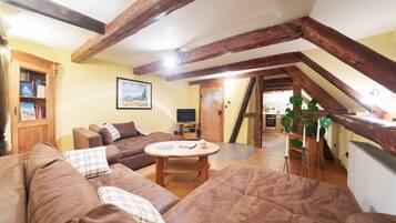 Fernseher, Kamin, DVD-Player, Tischfußball