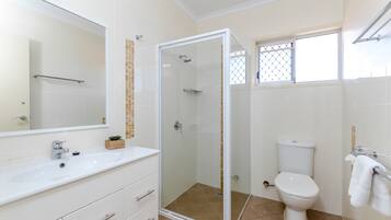 2 Bedroom Apartment | Bathroom | Shower, towels