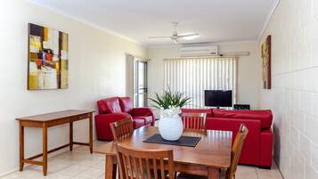 Căn hộ, 2 phòng ngủ | Khu phòng khách | TV màn hình phẳng, đầu đĩa DVD