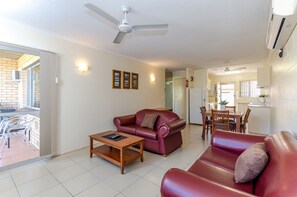 客房 | 起居区 | 平板电视、DVD 播放器