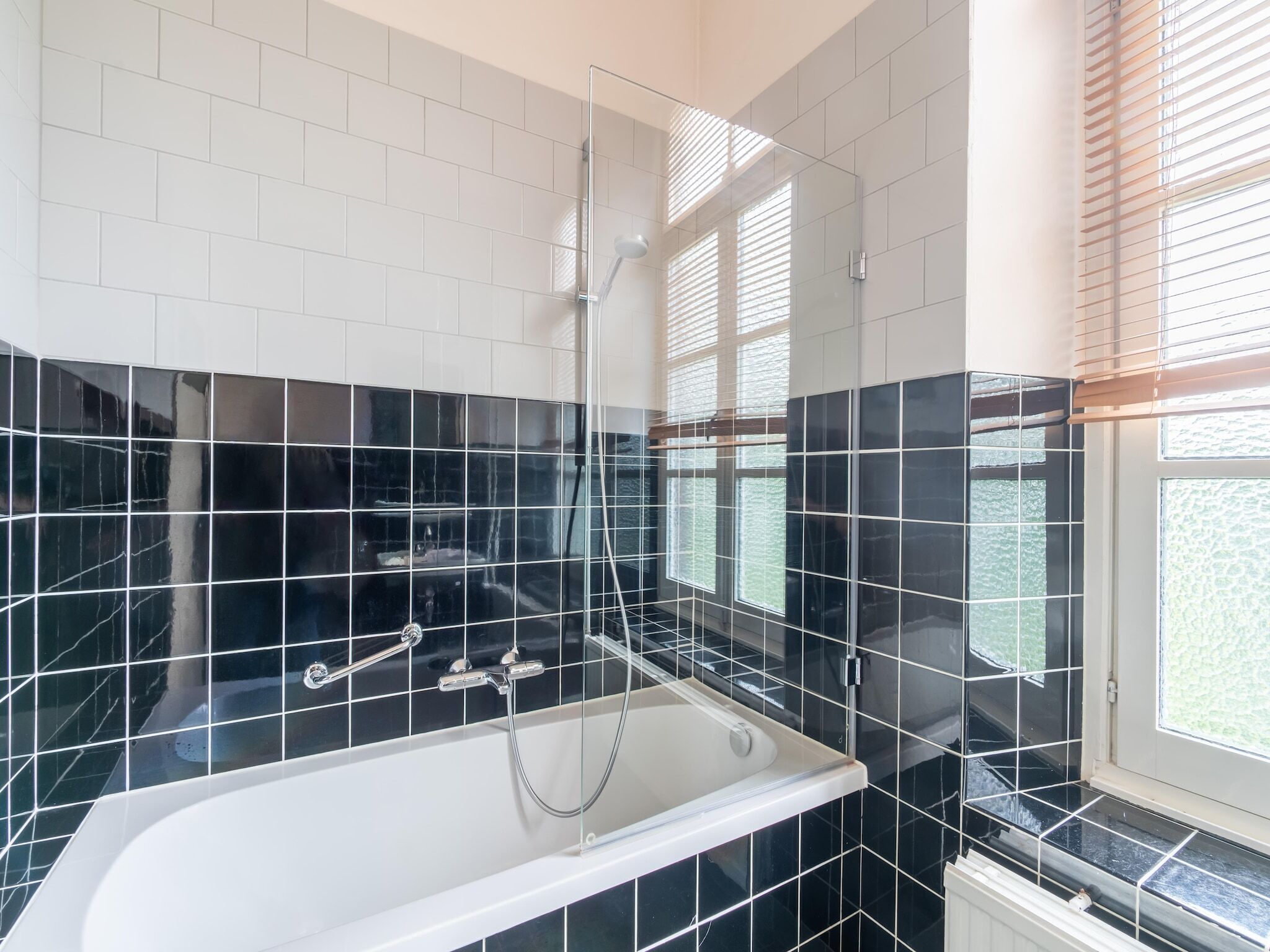 Combined shower/tub