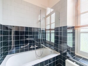 Combined shower/bathtub
