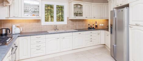 Køleskab, mikrobølgeovn, ovn, kogeplade