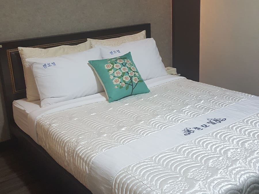 Basic dubbelrum - 1 queensize-säng | Mörkläggningsgardiner, gratis wi-fi och sängkläder