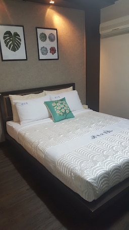 Cortinas blackout, wifi gratis y ropa de cama