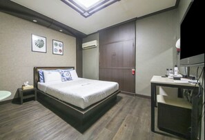 Basic Double Room, 1 Queen Bed | Blackout drapes, free WiFi, bed sheets - Zen Motel (Nonsan)