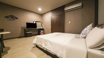 Double Room, 1 Queen Bed | Blackout drapes, free WiFi, bed sheets