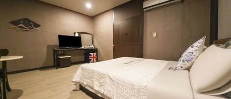 Chambre Double, 1 grand lit | Rideaux occultants, Wi-Fi gratuit, draps fournis