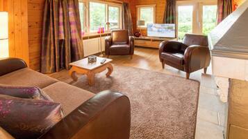 Een televisie en een open haard