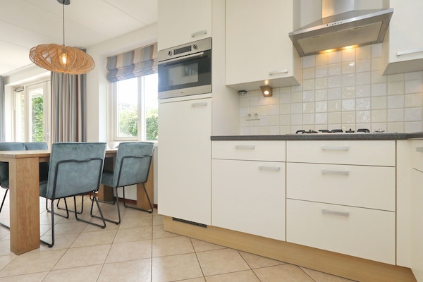 Kühlschrank, Mikrowelle, Geschirrspüler, Hochstuhl