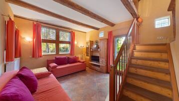 Fernseher, DVD-Player, TischfuĂball, Stereoanlage