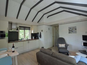 Frigorifero, microonde, piano cottura, lavastoviglie