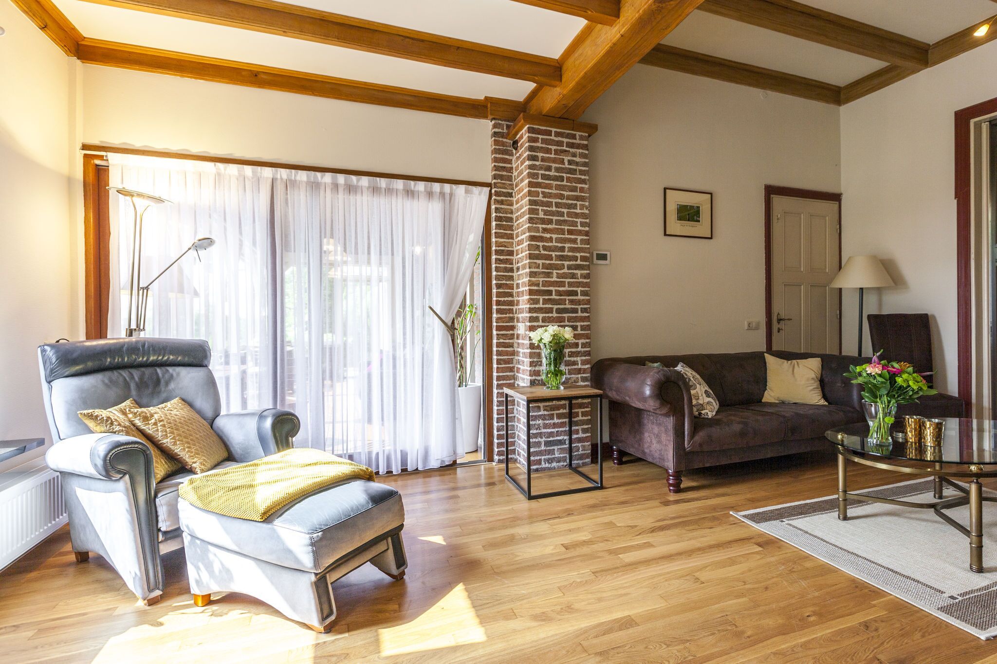 テレビ、DVD プレーヤー、卓球台