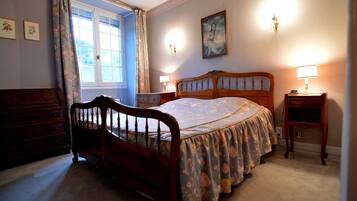 6 bedrooms, iron/ironing board, WiFi