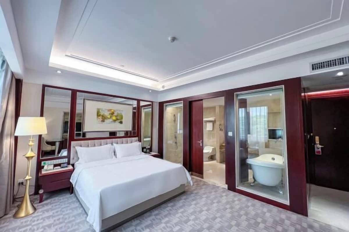 1 bilik tidur, bar mini, peti besi dalam bilik, meja