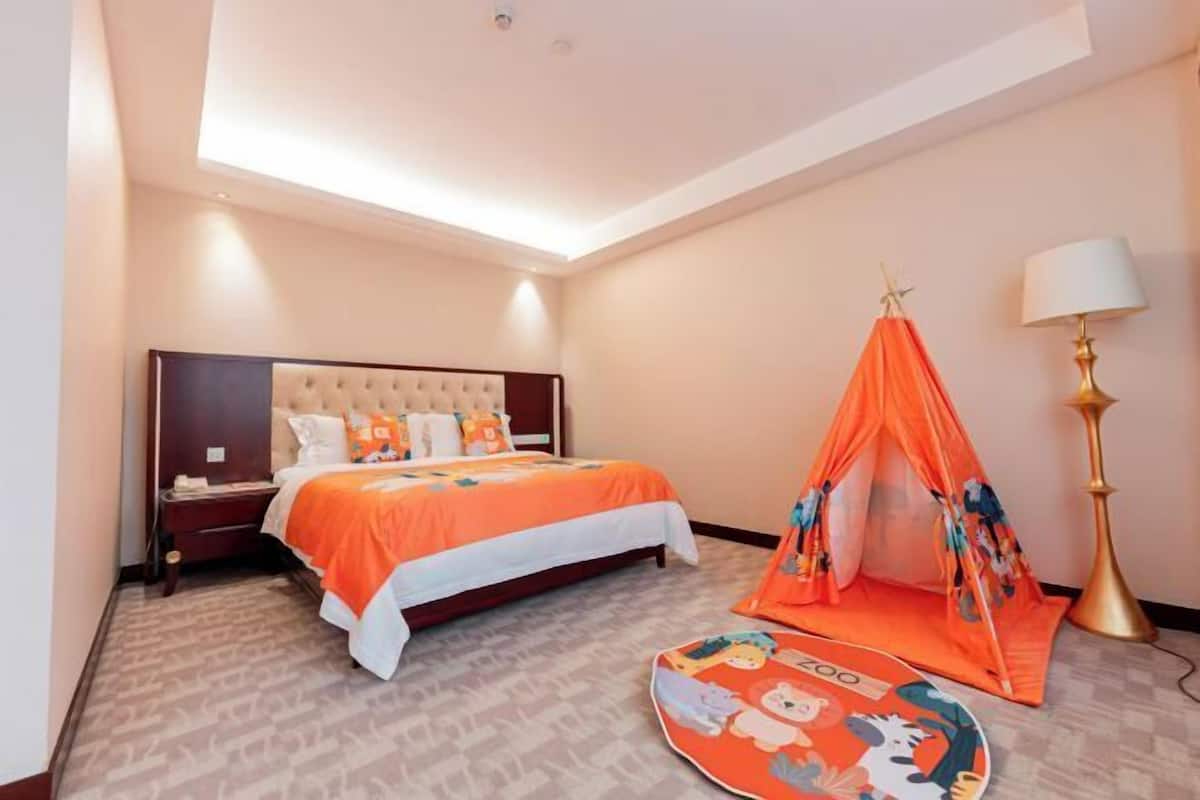 1 bilik tidur, bar mini, peti besi dalam bilik, meja