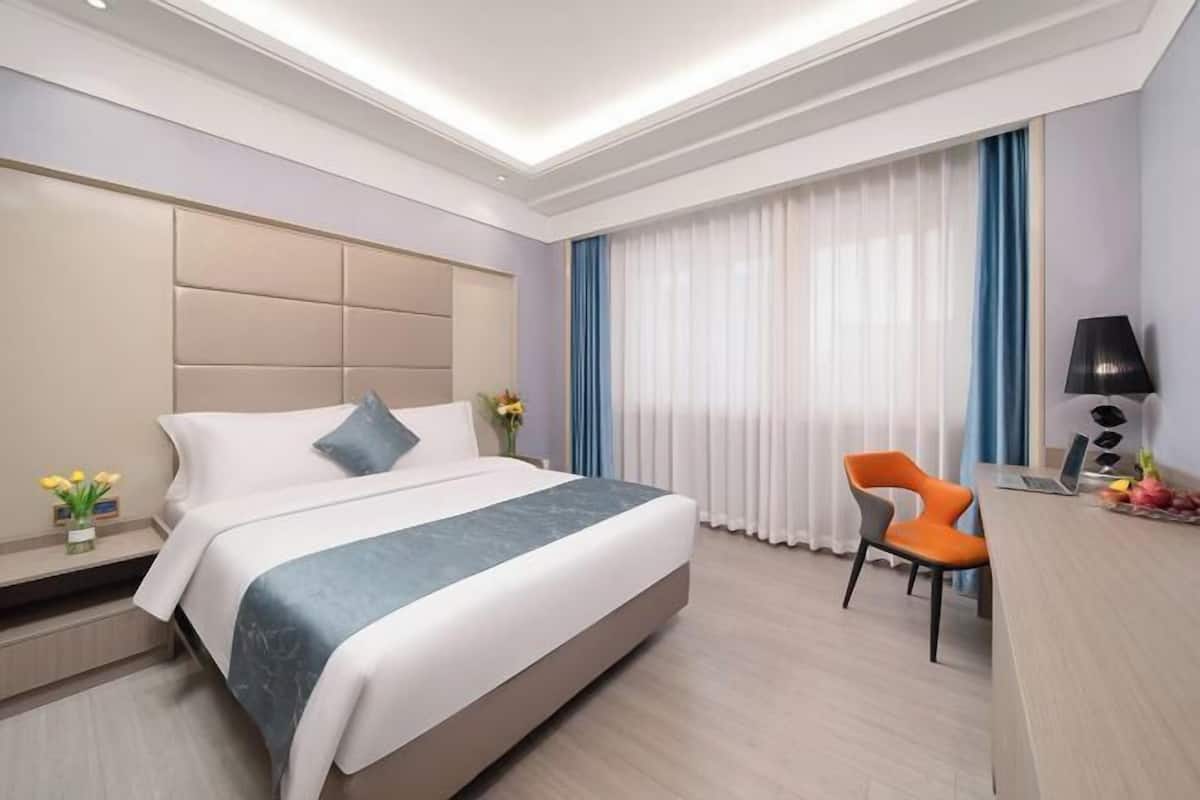 1 bilik tidur, bar mini, peti besi dalam bilik, meja