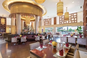 Daily buffet breakfast (CNY 60 per person)
