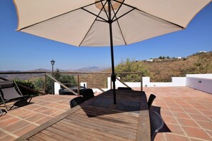 Outdoor dining - Villa in Almogía with Pool & Nature Views (Almogía)