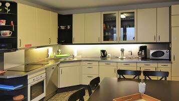 KylskÄp, mikrovÄgsugn, ugn och spishÀll